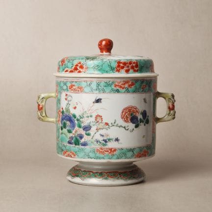 一件中国青花双耳“花卉”盖罐，清代康熙年间 清康熙 五彩花卉图盖罐。盖子曾经专业修复。罐身有两处发丝