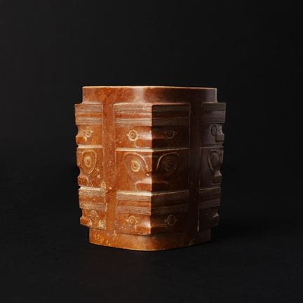 Un « cong » chinois en jade sculpté de style archa