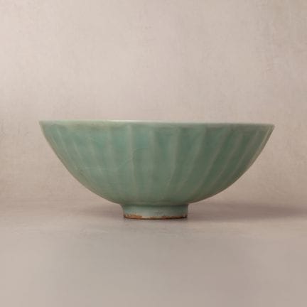 一件精美的中国龙泉青釉“莲花”碗，南宋时期 南宋 龙泉窑青釉莲瓣纹盌