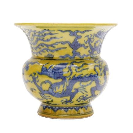 Un crachoir chinois bleu et blanc sur fond jaune (