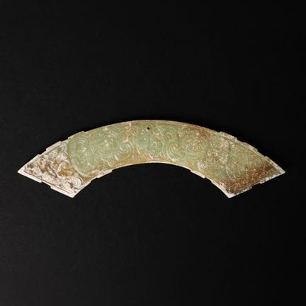 Plaque en jade sculptée représentant un dragon « c