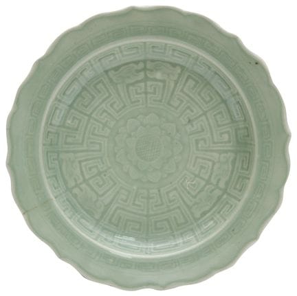 Plat moulé à motif de « lotus » à glaçure céladon,