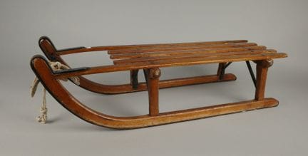 Alter Holzschlitten mit Metallkufen
95 x 22,5 x 33