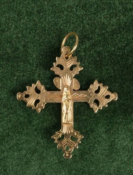 Croix grille en or 750 ornée à l'avers du Christ s