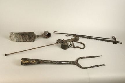 [SCHMIEDE] Set aus alten Werkzeugen und Gegenständ