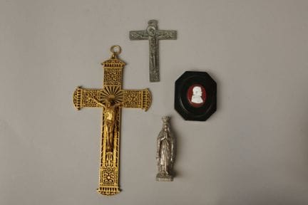 Lot comprenant une belle croix en bronze le christ