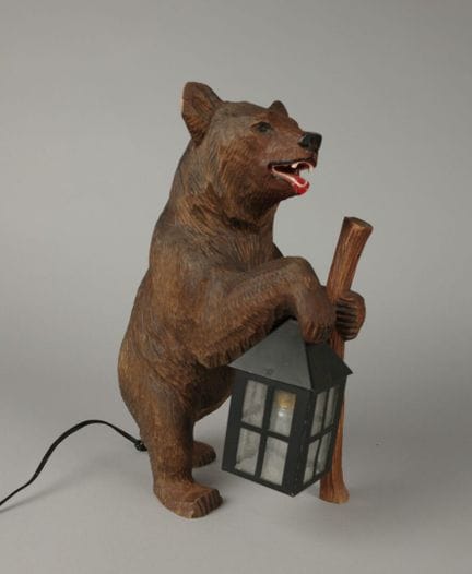 Orso con lanterna in legno intagliato e dipinto
Ch