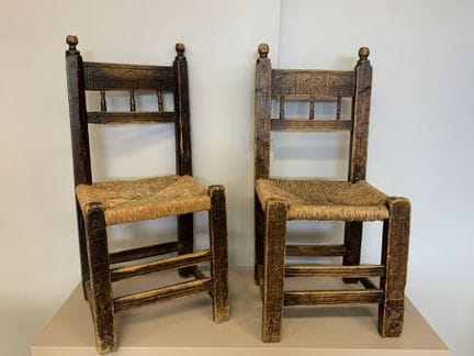 QUEYRAS. Paire de chaises en pin cembro et noyer à