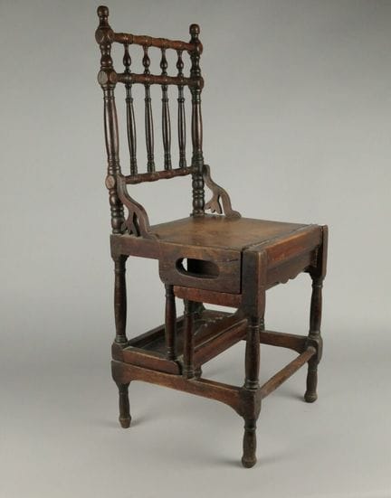 Chaise formant escabeau en bois tourné foncé à qua