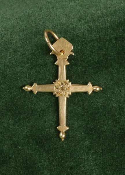 Croix plate en or 750 centrée de fleur et colombe 