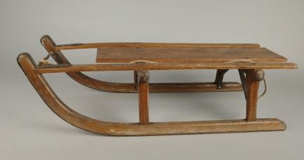 Alter Holzschlitten mit Metallkufen
84 x 22,5 x 32