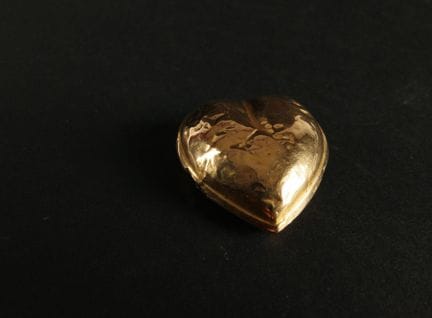 Schmelzherz aus 750er Gold. Punze: sardischer Adle