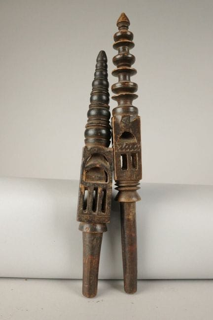 Set di 2 gioghi per buoi in legno intagliato.
Alte