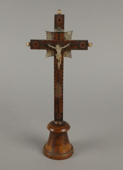 Croix de Jérusalem en bois marqueté et nacre à déc
