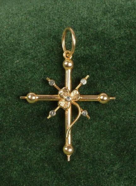 Croix fleurie en or 750 à deux tons à décor appliq