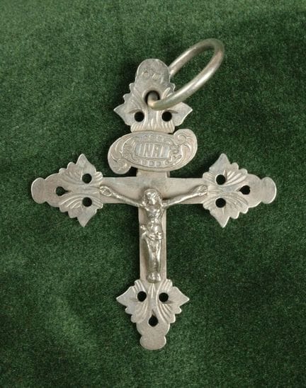Grande croix grille en argent présentant le Christ
