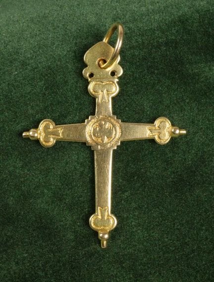 Croix Jeannette en or 750 à décor ciselé de la col