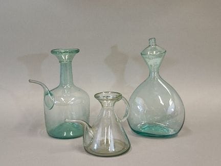 Eine Schäferflasche aus leicht bläulichem Glas (H 
