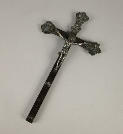 Christ en croix en argent surmonté du bandeau INRI