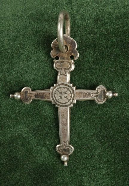 Croix Jeannette en argent à décor ciselé d'une cro