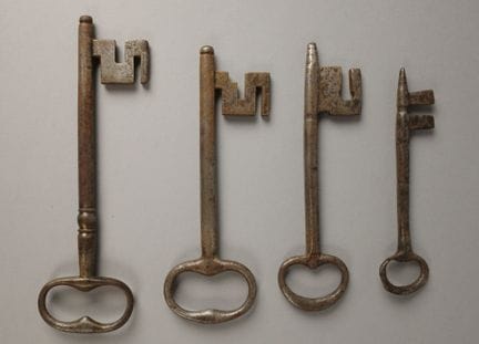 Set aus vier schmiedeeisernen Schlüsseln aus dem 1