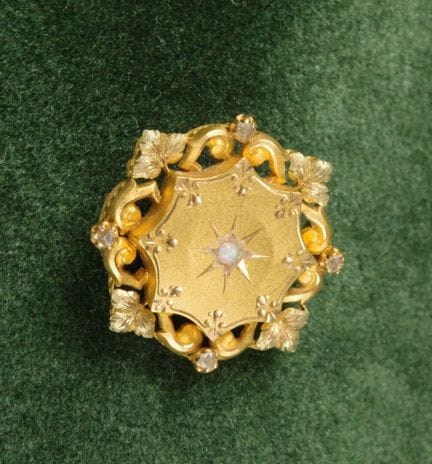 Brosche aus 750er Gold mit durchbrochenem Dekor au