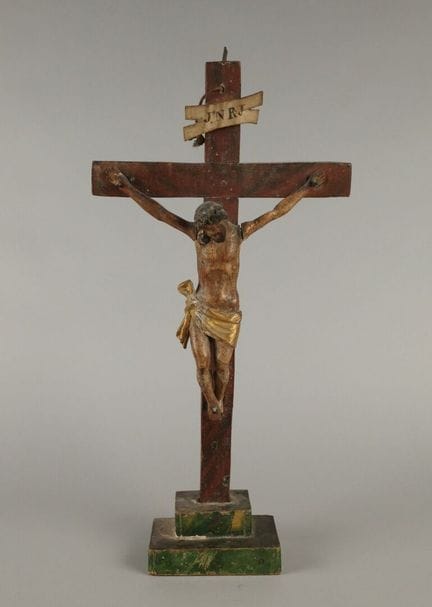 Crucifix, le Christ en bois sculpté polychrome sur