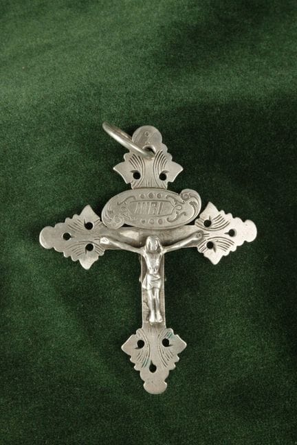 Grande croix grille en argent présentant le Christ