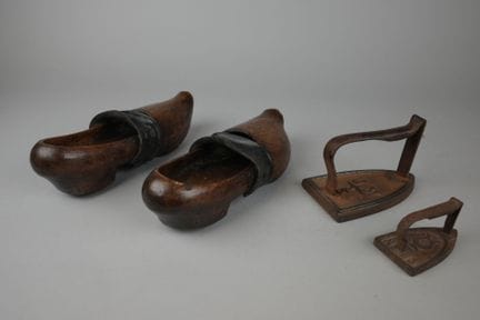 Set bestehend aus einem Paar Holzschuhen mit Leder