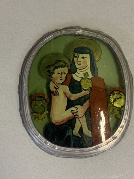 Medaglione ovale raffigurante la Madonna con Bambi
