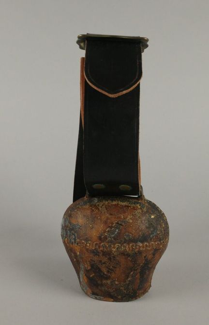 Campana de cobre soldado con decoración de ondulac