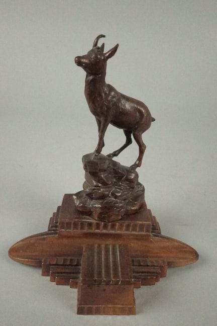Statuette de chamois sur un rocher en cuivre forma