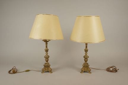 Coppia di candelieri in bronzo poggianti su una ba