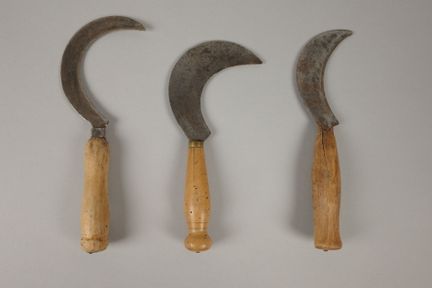 Set aus drei Brotmessern, darunter ein Messer mit 