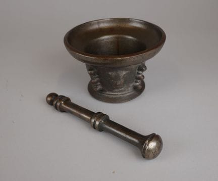 Mörser mit Flügeln aus patinierter Bronze. H: 11,5