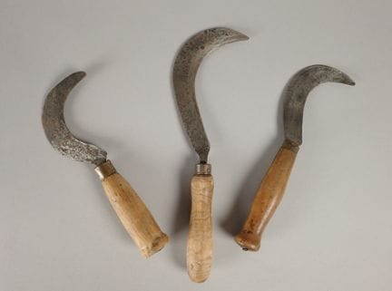 Lote de tres cuchillos de cortar, uno de ellos con
