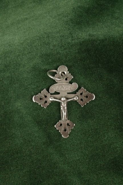 Grande croix grille en argent présentant le Christ