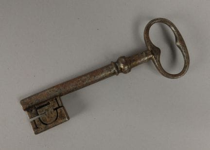 Schmiedeeiserner Schlüssel mit ovalem Ring und ein