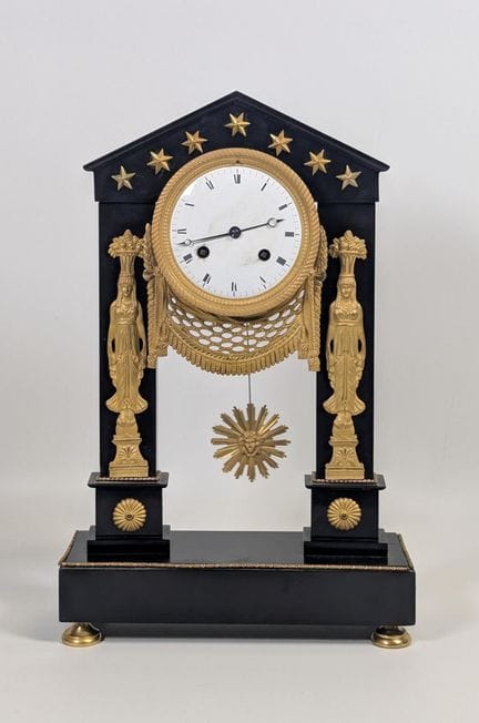 Orologio a "portico" in marmo nero e bronzo dorato