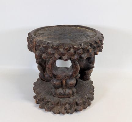 Taburete redondo de madera exótica tallada con mot