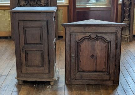 Armadio basso in legno naturale modanato, opera re