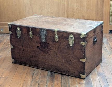 Cofre marítimo de madera de alcanfor y latón dorad