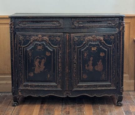 Credenza bassa in legno intagliato, dipinta e dora