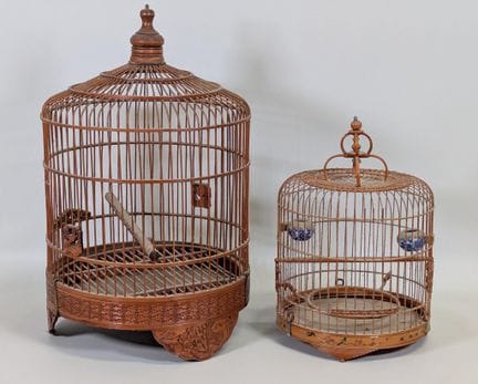 Lote de (2) jaulas para pájaros de madera tallada,