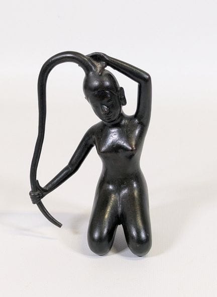 Escultura de bronce con pátina marrón, que represe