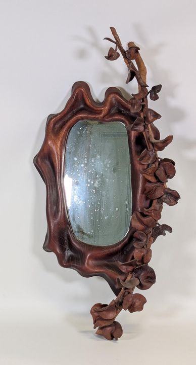 Specchio di forma libera in pelle marrone cotta, c