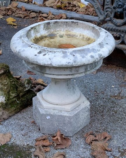 Vaso rotondo, su piedistallo in marmo bianco, pogg