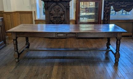 Importante tavolo detto “da comunità” in legno nat
