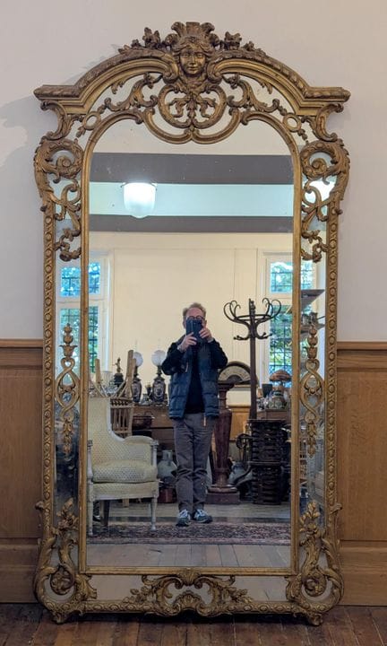 Grande specchio con frontone e cornici in legno e 