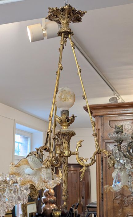Lampada a sospensione in bronzo dorato cesellato, 